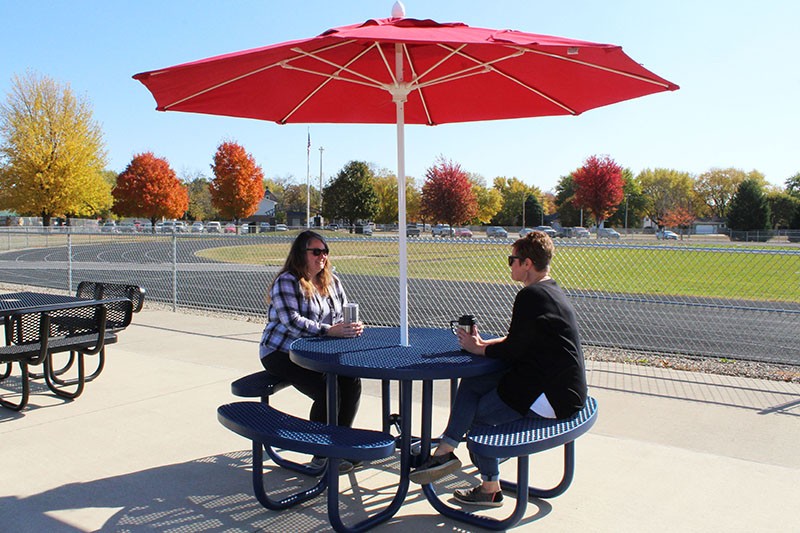 Round wUmbrella round picnic table with umbrella